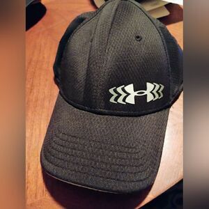 Ladies Under Armour Black Cap       (0993)